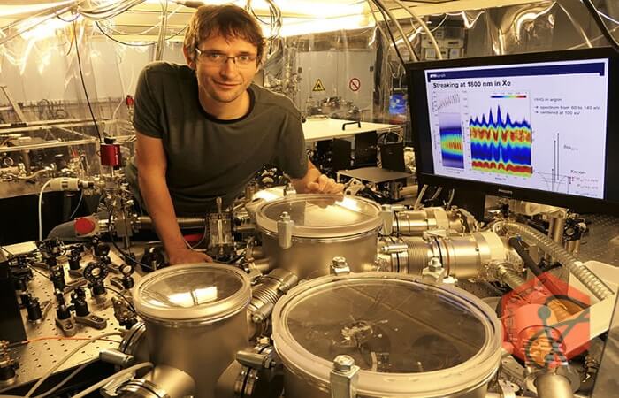 سریع‌ترین پالس لیزر جهان می‌تواند الکترون‌ها را در حرکت آهسته دنبال کند